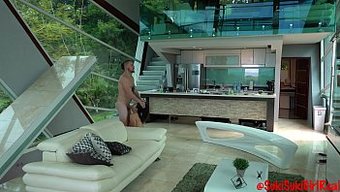 亚洲女友在自制视频中被内射