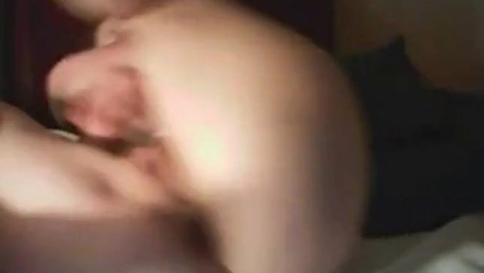 特写镜头展示一个业余金发女孩玩弄她的逼。