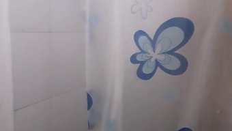 老年男子和年轻女子聚...