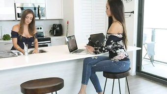 丰满的业余女同性恋们...