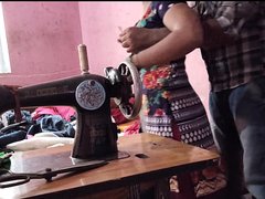 嫂子一边缝纫一边被狠...