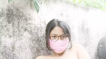 少女亚洲女孩在大鸡巴上自慰