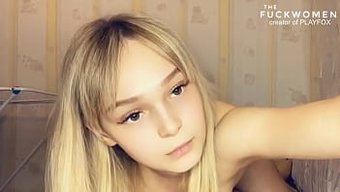 饥渴的可爱女孩给了一...