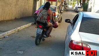 巴西熟女的小胸部三人...