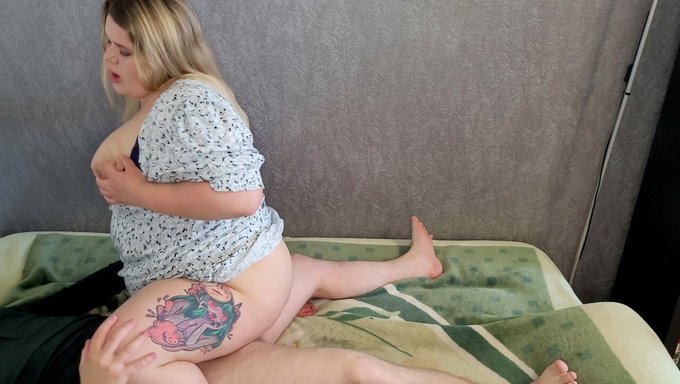 纹身业余美女骑着牛仔达到高潮并内射