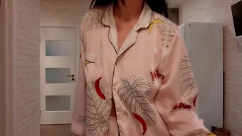 熟女变得非常兴奋,想要一切