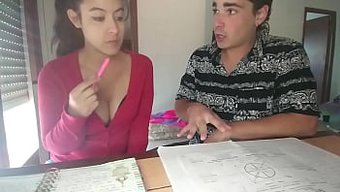 学生们享受着老师的亲密课程