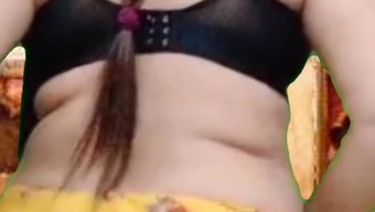 熟女妈妈让她的继子穿...