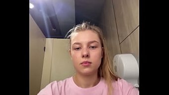 18岁的女孩在公共场合抠逼