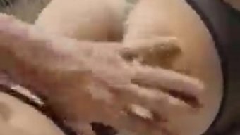 一个大屁股在毛皮上磨...
