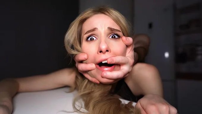 女孩逃不过爸爸的肉棒,被困在一个粗暴、极端的情境中
