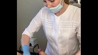 脱毛时射精:手交和充...