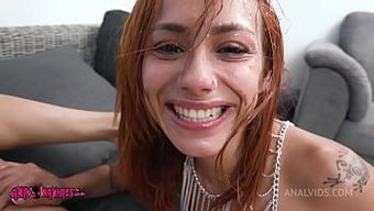 两个肛交女王在激烈的...