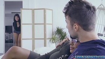 胸部丰满的继妹key...