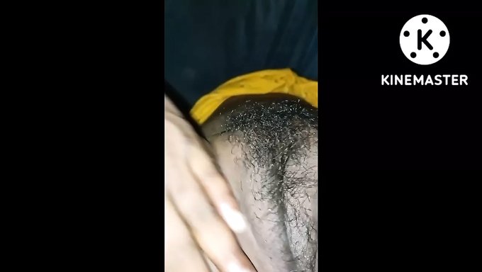 成熟的亚洲女人,拥有大乳头和毛茸茸的阴户