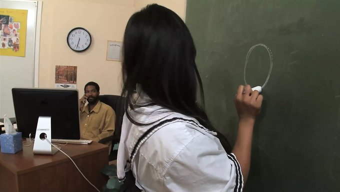 一个年轻学生和他诱惑的日本老师发生了性关系。