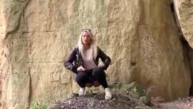 Nikky Dream的羞辱尿尿和放屁