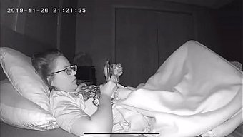 老男人和年轻少女做爱...