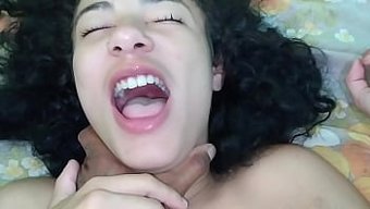 18岁的拉丁美女自慰并射精