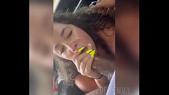 曲线美熟女的跨种族面部护理