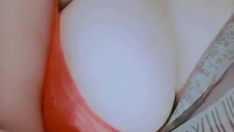 大学生用她的大自然乳...