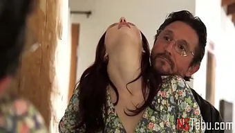 继父和继女有亲密的体验。