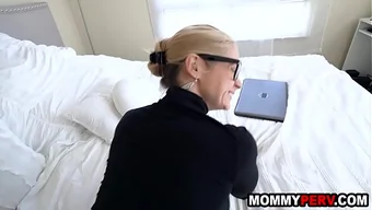 继子的色情观看导致与...
