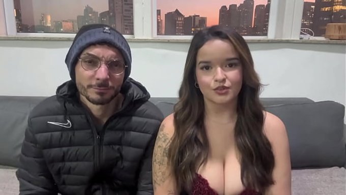 老公给老婆一个戴面具的男人惊喜,让她又射了