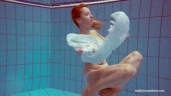 裸体的梅丽莎·达科娃...