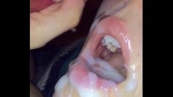 少女第一次体验口爆