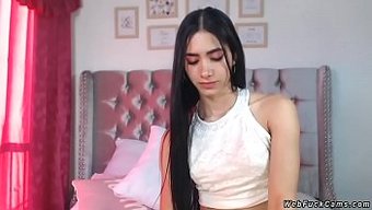 少女用性玩具独自玩耍