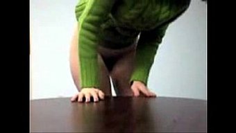 与性感女孩在办公室里...