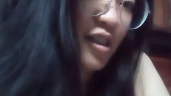 亚洲棕发女郎在独奏视...
