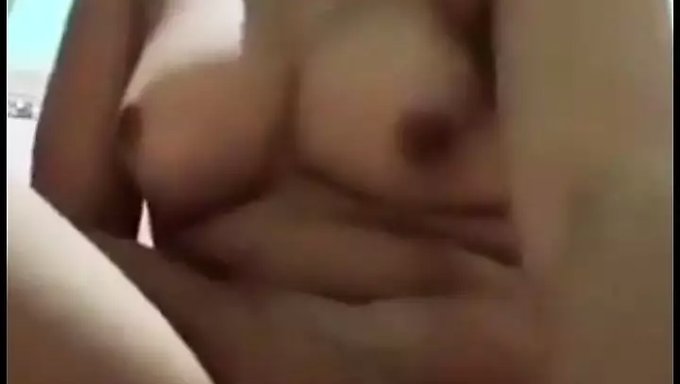 少女印度女孩在亚洲体验真正的性爱,在浴室里拍摄的视频