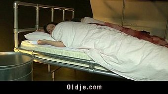 少女莎拉和一个年长的...
