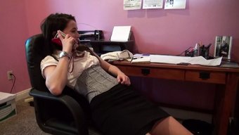 成熟女人和年轻女孩参...