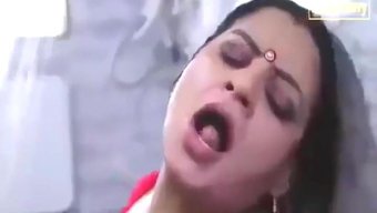 印度阿??的大乳头在...