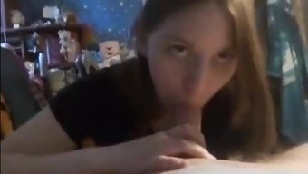 金发女孩给了一个惊人的口交