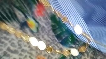 性感的熟女宝贝在色情视频中