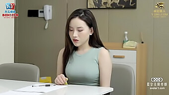 亚洲妻子在这个热辣的...