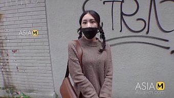亚洲女孩在高清视频中...