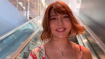日本美女在浴室里给了...