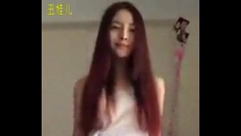 一个美丽的中国女孩慢...