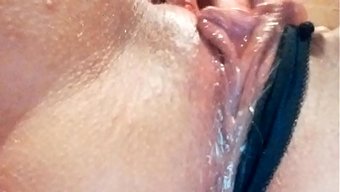 一个女孩在小穴里拿着...