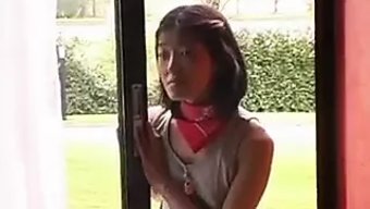 老年和年轻女性与慷慨...