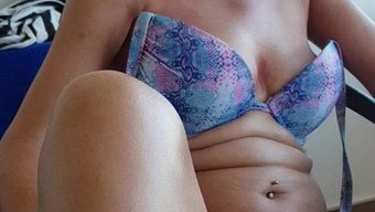 瘦女孩在假期自慰第一部分