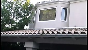 亚洲荡妇被两根大鸡巴...