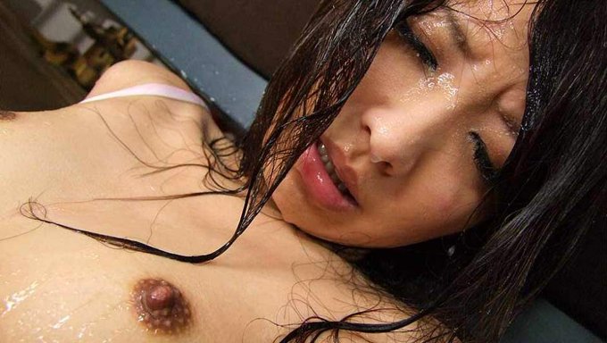 一群男人用苗条的身材满足一个被捆绑的亚洲女孩,探索bdsm
