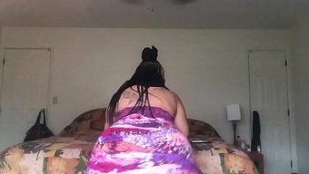 肥胖的黑人女人摇晃她...