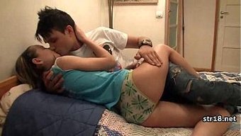 可爱的少女荡妇在三人...